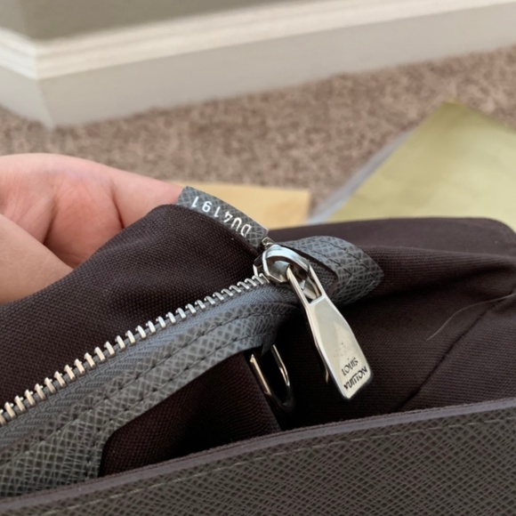 Louis Vuitton Taiga Leather Roman Messenger Bag MM - Picture 4 of 8